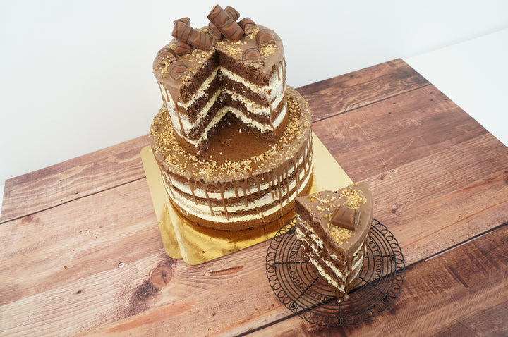 2-stoeckige_Torte_mit_kinder_bueno_Riegeln