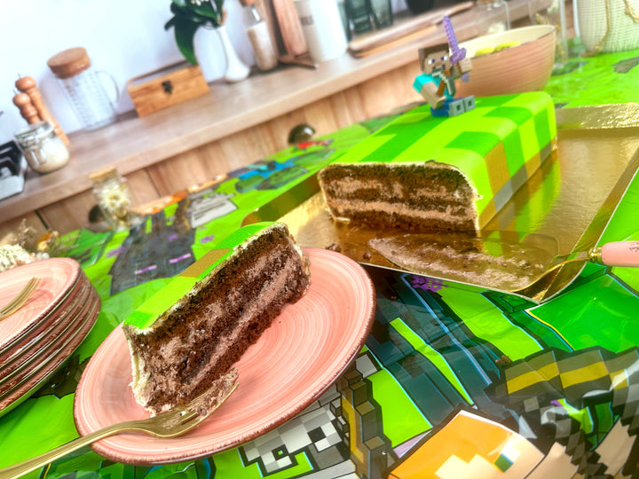 Minecraft®-figur på spelvärldstårta