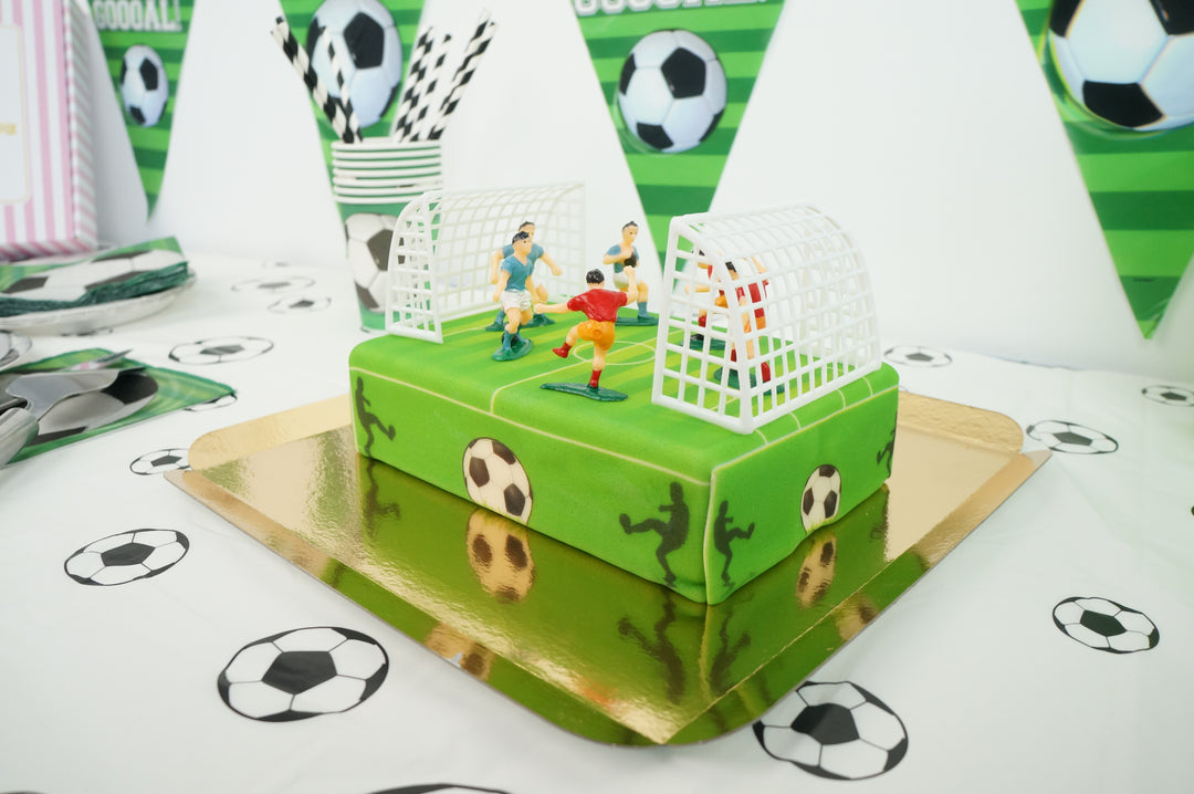 Fotbollsplanstårta med fotbollsspelare