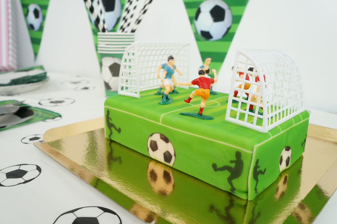Fotbollsplanstårta med fotbollsspelare