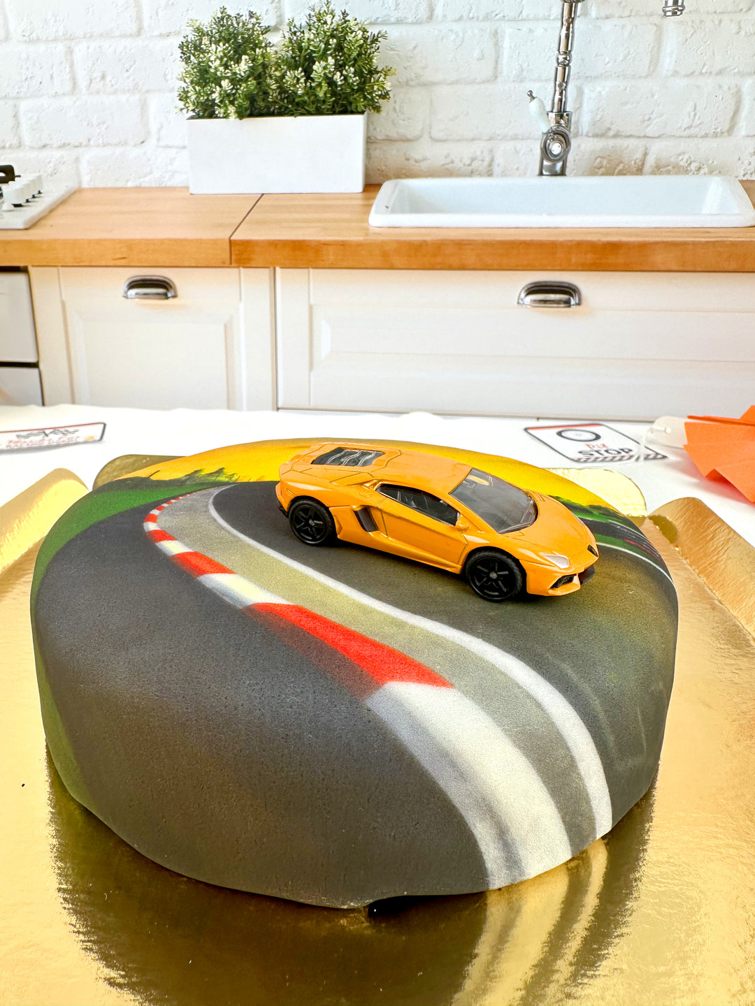 Leksaksbil på tårta–LAMBORGHINI