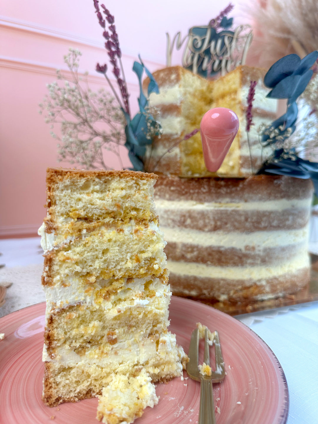 Naked cake vanilj bröllopstårta med kexcrunch