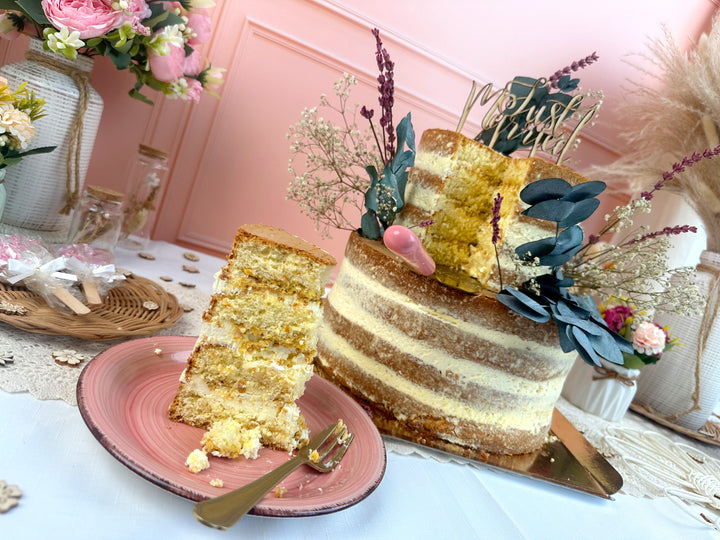 Naked cake vanilj bröllopstårta med kexcrunch