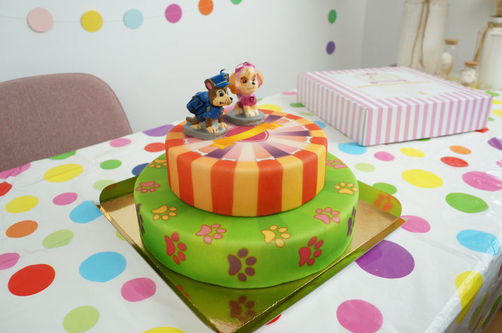Paw Patrol® auf 2-stöckiger pinker Hundepfoten-Torte