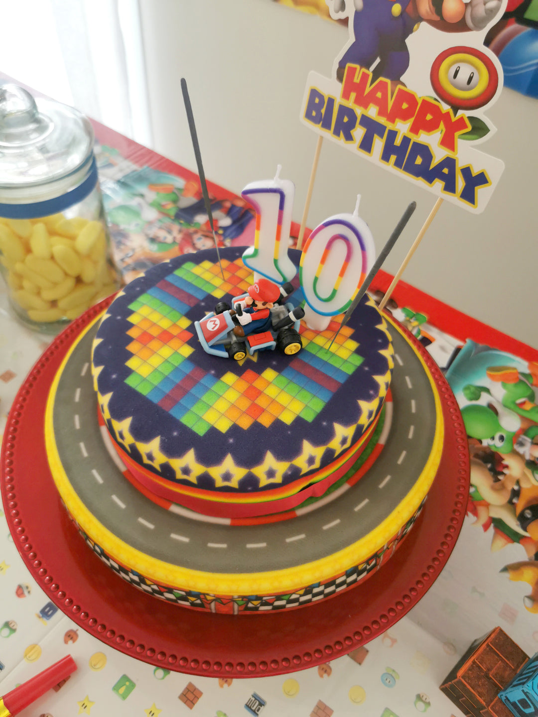 Mario Kart® på tvåvåningstårta med världsbana
