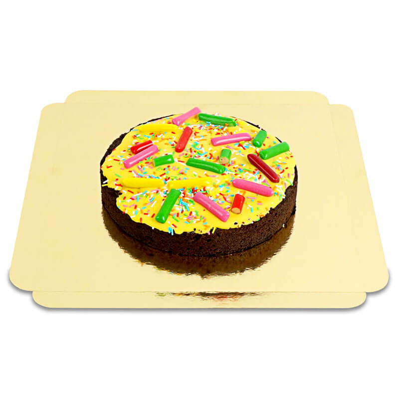 Brownie-tårta med kaubonbon-dekoration