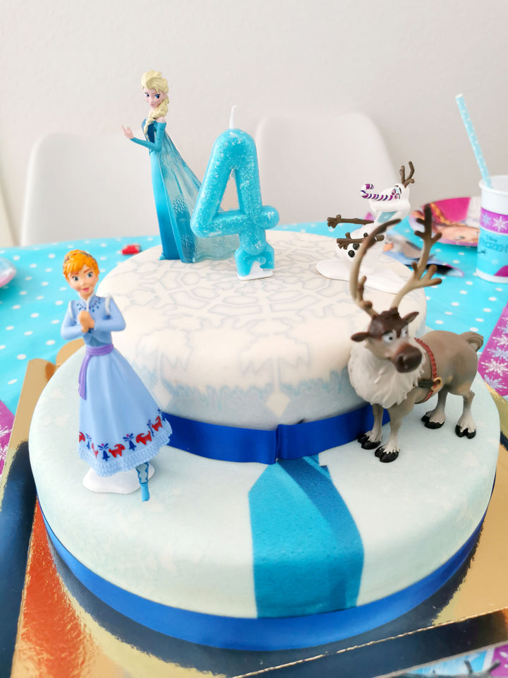 Anna®, Elsa®, Olof® &amp; Sven® från Frost® på tvåvåningstårta