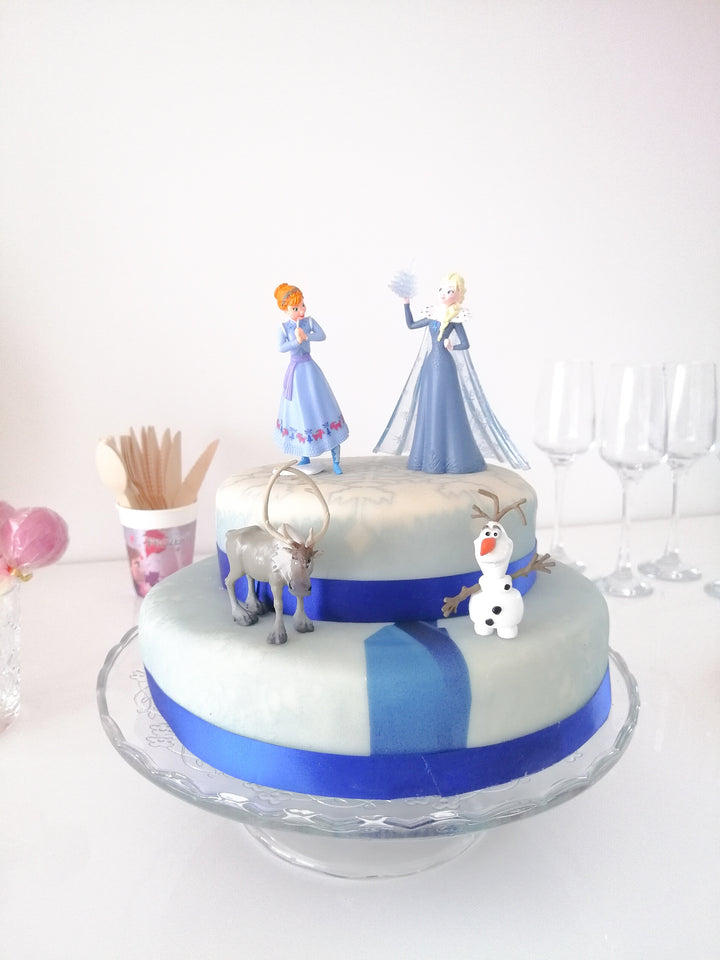 Anna®, Elsa®, Olof® &amp; Sven® från Frost® på tvåvåningstårta