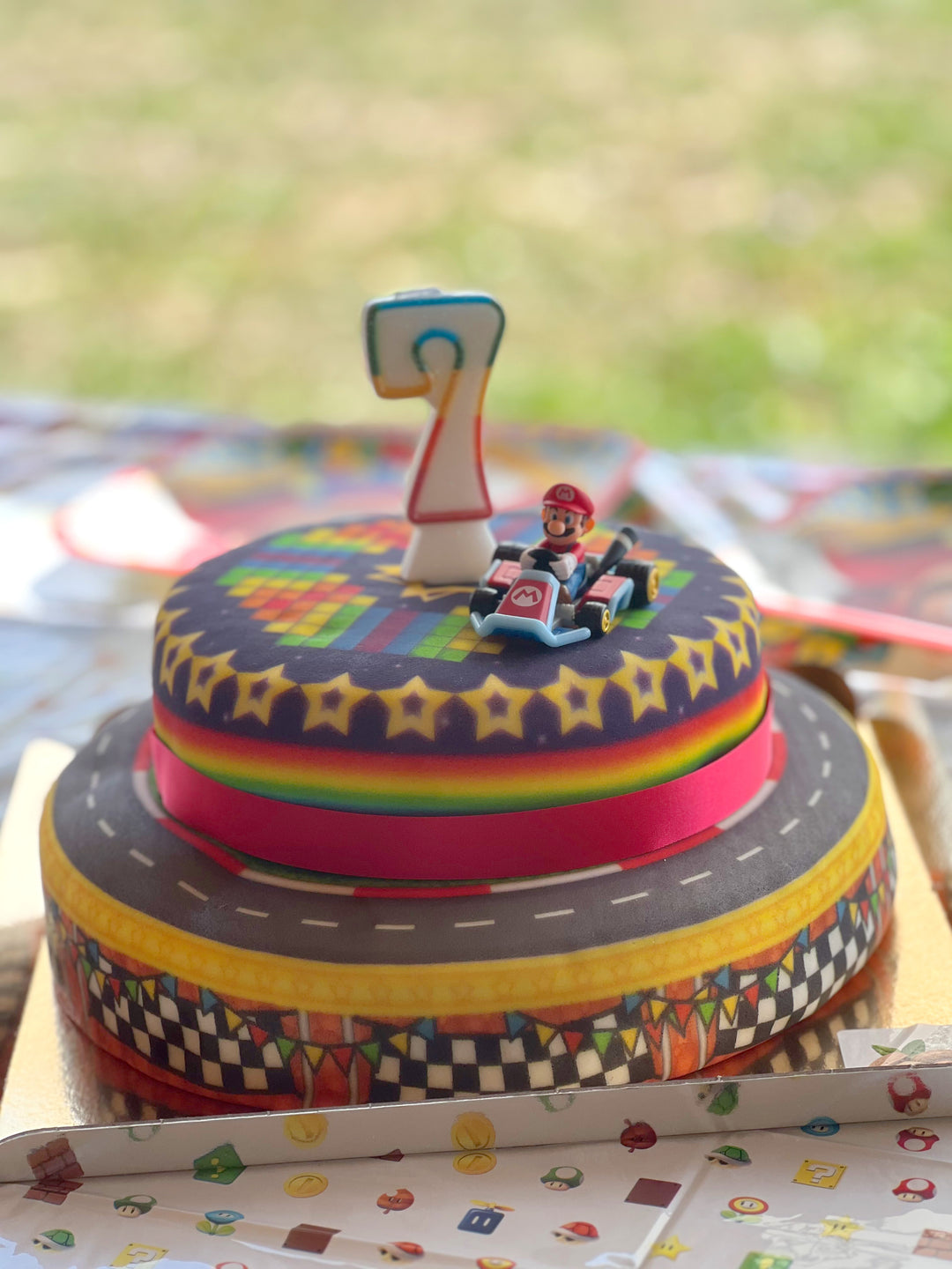 Mario Kart® på tvåvåningstårta med världsbana