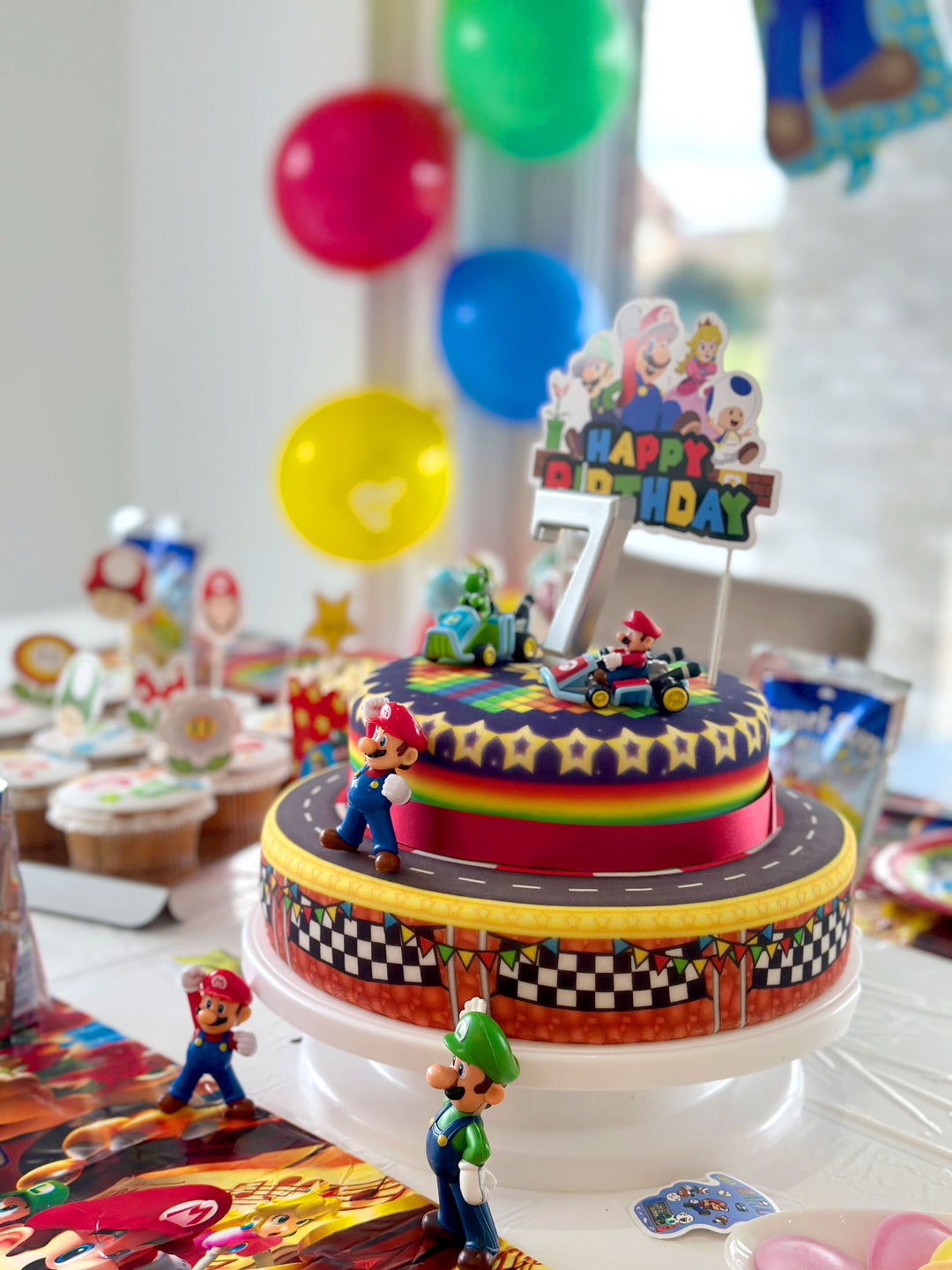 Mario Kart® på tvåvåningstårta med världsbana