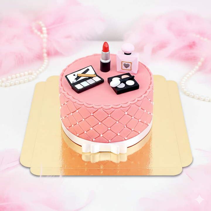 Make Up Torte mit weißem Band und Deko