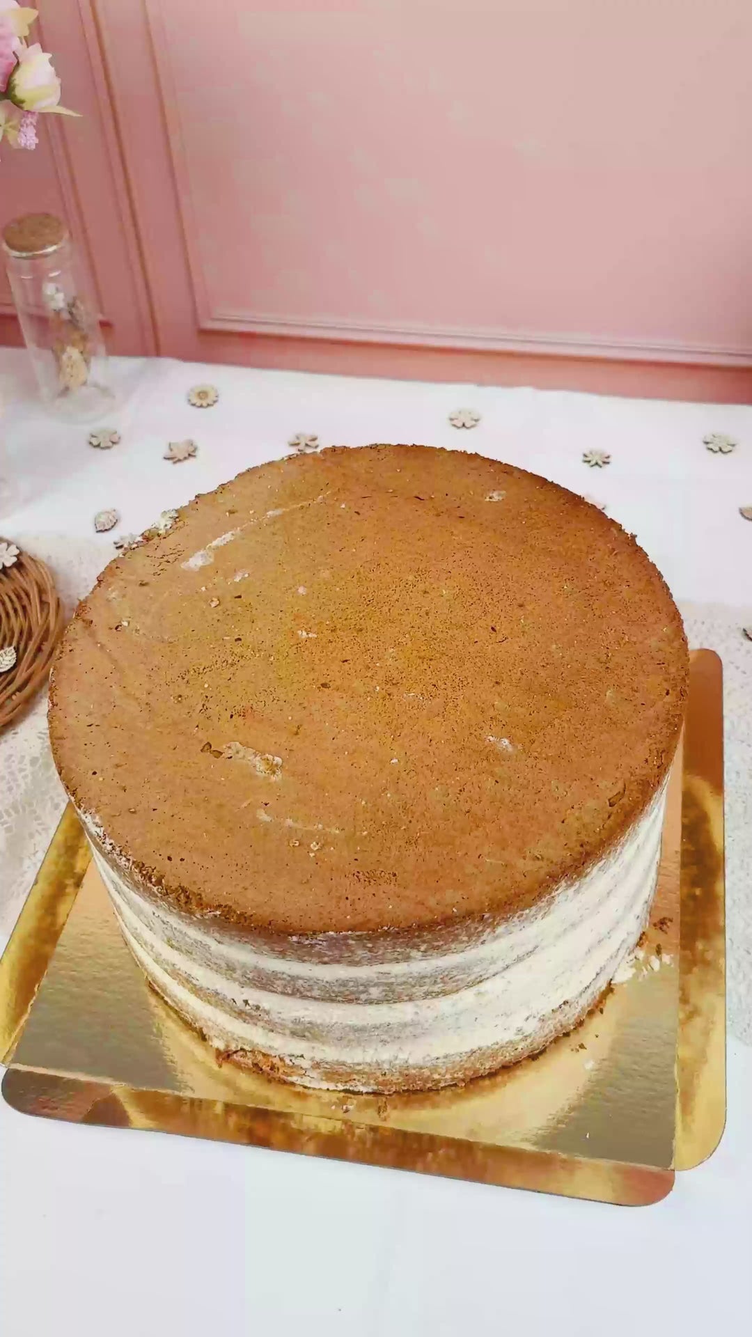 Naked cake vanilj bröllopstårta med kexcrunch