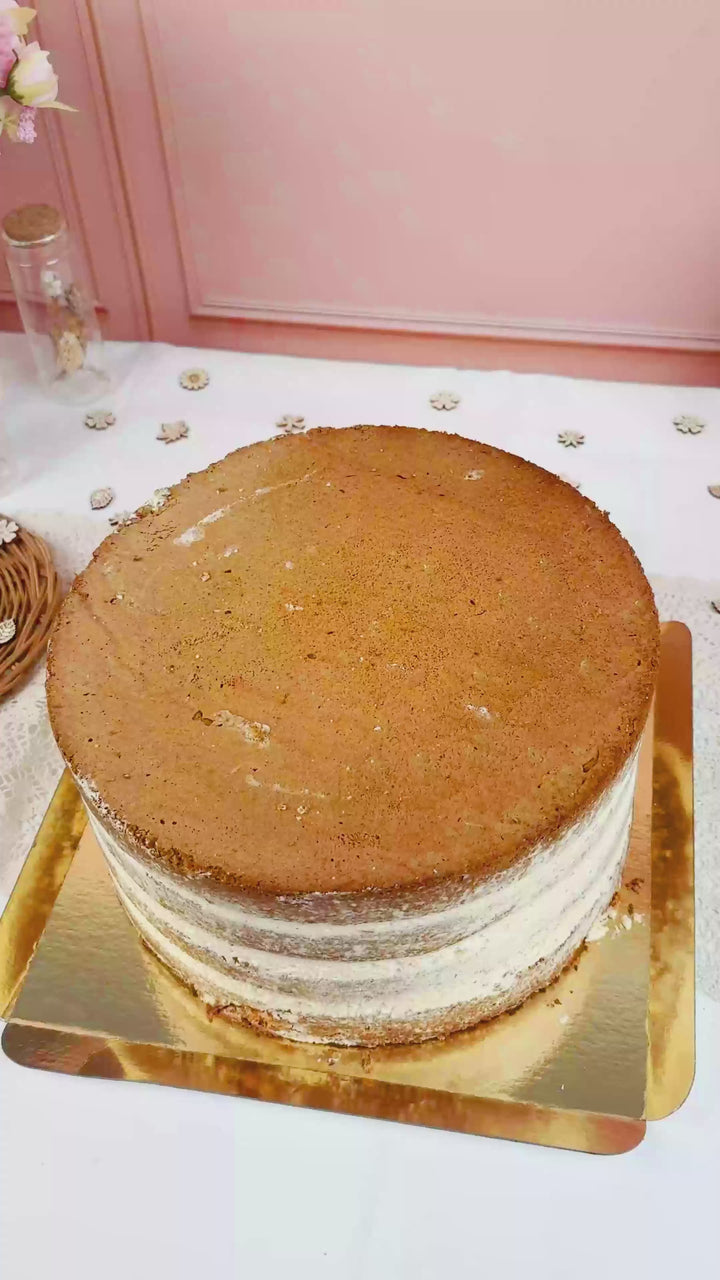 Naked cake vanilj bröllopstårta med kexcrunch