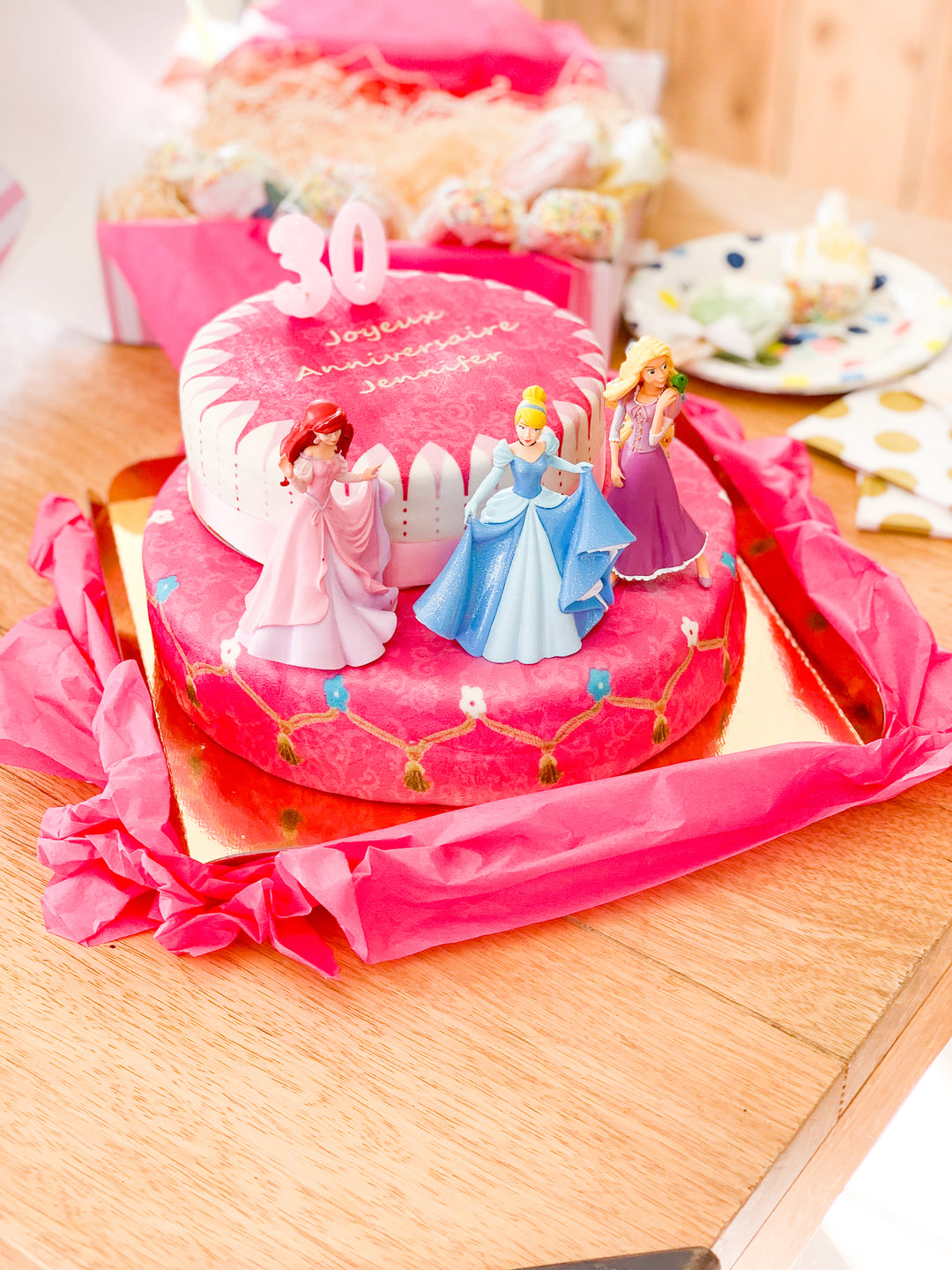 Tre Disney® prinsessor på tvåvåningstårta